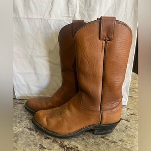 Tan leather Olathe men classic cowboy boots.